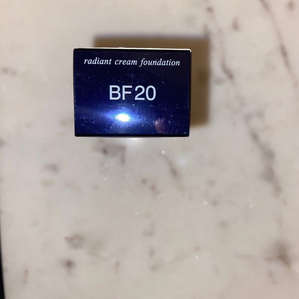 Cle de Peau Radiant Cream Foundation Shade BF20 - Picture 3 of 4